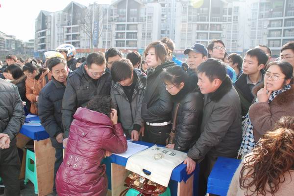 萬源政府搭臺(tái)送崗位 6900人達(dá)成就業(yè)意向
