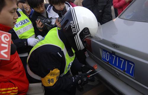 西安嚴(yán)查警車違規(guī)[組圖]