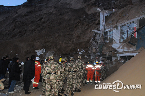陜西榆林山體滑坡44人被埋8人死亡(組圖)