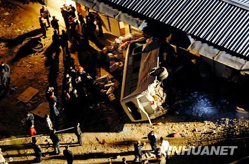 貴陽(yáng)一輛客車(chē)失控墜坡致13人死亡(組圖)