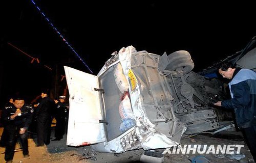 貴陽(yáng)一輛客車(chē)失控墜坡致13人死亡(組圖)