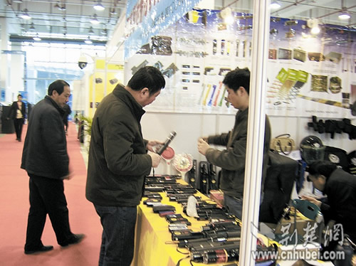 武漢警用器械被曝隨意買(mǎi)賣(mài) 付款后即可拿走(圖)