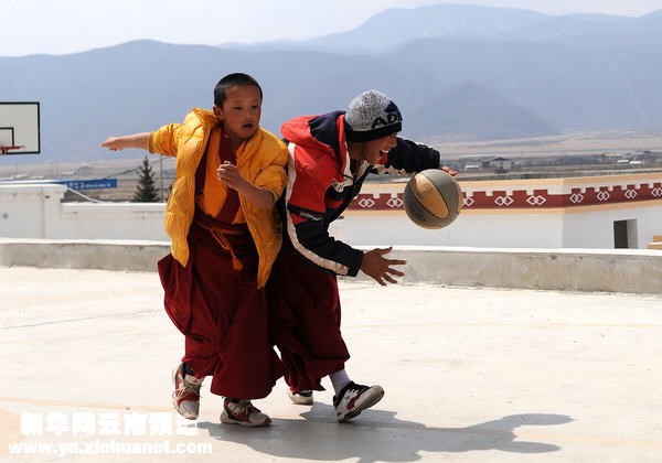 酷愛籃球運(yùn)動(dòng)的喇嘛[多圖]