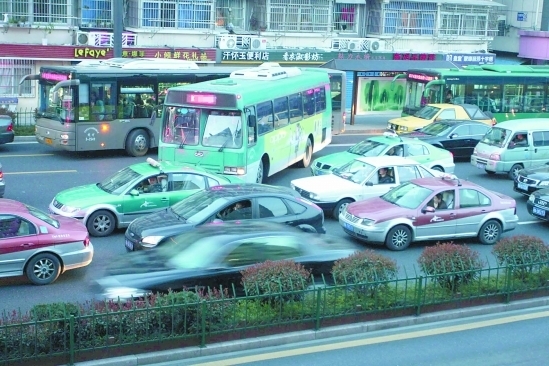 公交車左轉(zhuǎn)，通氣多了