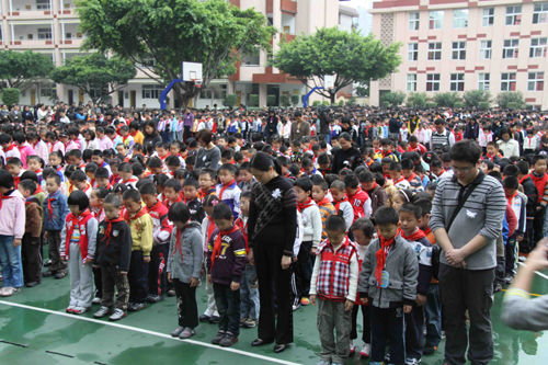 福建南平實驗小學師生為遇難小伙伴默哀三分鐘