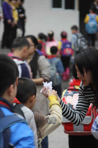 福建南平實(shí)驗(yàn)小學(xué)師生為遇難小伙伴默哀三分鐘