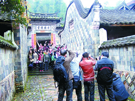 老宅院游客旺