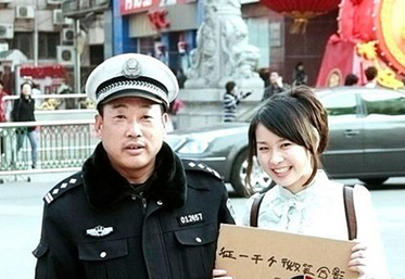 美女在南京街頭舉牌征集1000個(gè)微笑合影