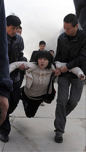 女記者采訪火災(zāi)被架走續(xù)：當(dāng)事安保人員被開除