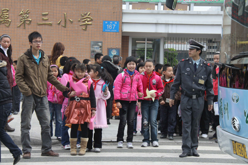 福州小學(xué)“最較真的保安”人行道上指揮學(xué)生安全行走