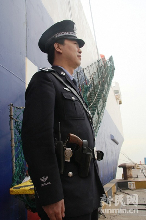 世博安保進(jìn)入實(shí)戰(zhàn) 海港監(jiān)護(hù)民警配槍上崗