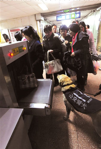 北京地鐵安保全面升級(jí) 民警攜犬地鐵巡邏(圖)