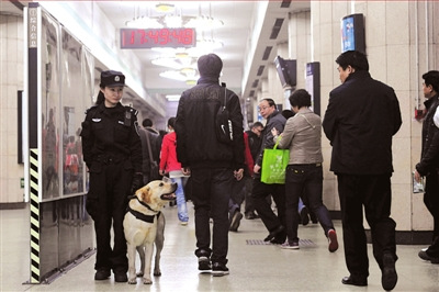 北京地鐵安保全面升級 民警攜犬地鐵巡邏
