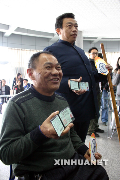 成都發(fā)出我國(guó)首批殘疾人專用駕駛證