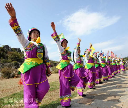 彝鄉(xiāng)風情醉游人