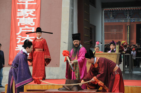 開封清明文化節(jié)展現(xiàn)歷史風俗  開封府頒發(fā)新火種