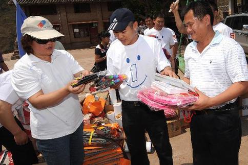 李連杰壹基金云南旱區(qū)獻愛心