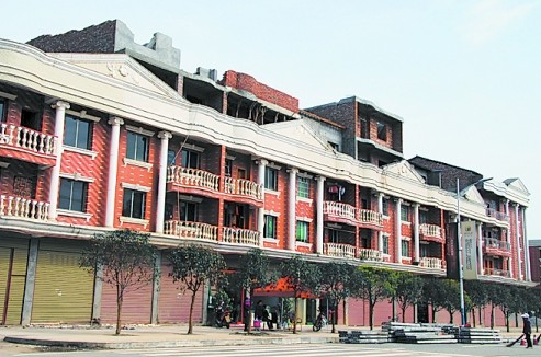 南部縣違章建設(shè)成風(fēng) 上百房頂上長房子
