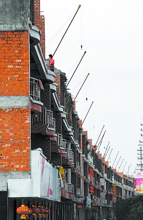 南部縣違章建設(shè)成風(fēng) 上百房頂上長房子