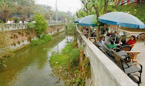 廣漢獅子堰污水肆流蚊蠅成群 居民怨聲載道