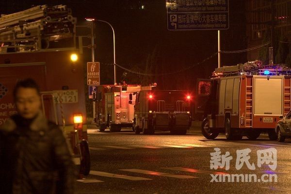 上海東方明珠塔頂發(fā)生火災 疑遭雷擊(圖)