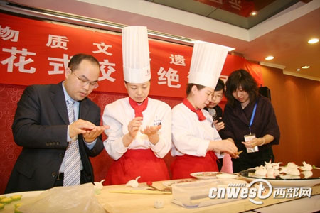 網(wǎng)媒采訪團(tuán)品味德發(fā)長餃子宴 一口體驗千年文化