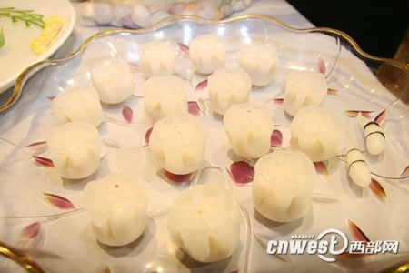 網(wǎng)媒采訪團(tuán)品味德發(fā)長餃子宴 一口體驗千年文化
