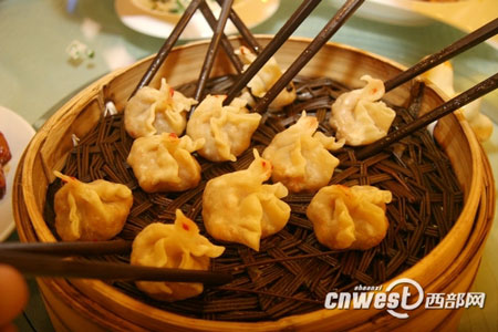 網(wǎng)媒采訪團(tuán)品味德發(fā)長餃子宴 一口體驗(yàn)千年文化