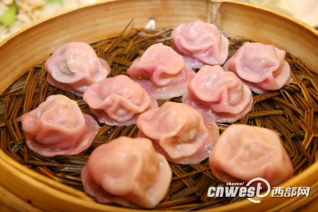 網(wǎng)媒采訪團(tuán)品味德發(fā)長餃子宴 一口體驗(yàn)千年文化