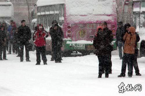 中國東北地區(qū)遭遇暴雪 哈爾濱市發(fā)布紅色預警
