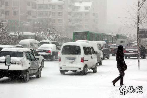 中國東北地區(qū)遭遇暴雪 哈爾濱市發(fā)布紅色預警