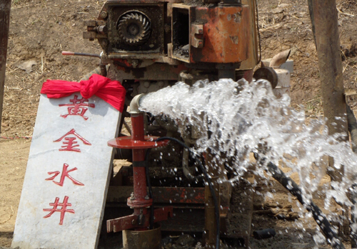 武警黃金部隊(duì)旱區(qū)打井建奇功解決萬(wàn)名村民飲水難