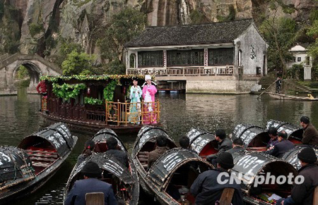 水鄉(xiāng)紹興烏篷船上演社戲