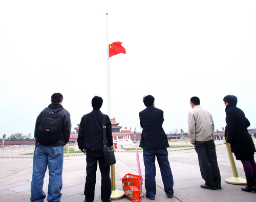 北京天安門(mén)降半旗 首都市民悼念玉樹(shù)同胞
