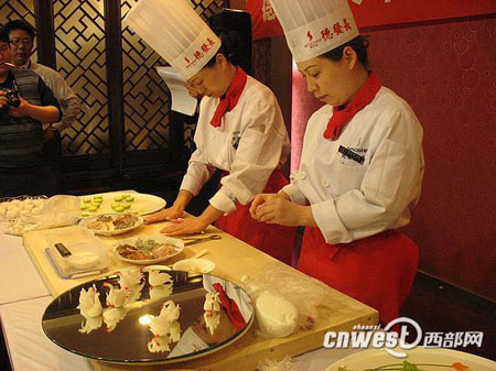 網(wǎng)媒記者德發(fā)長(zhǎng)“拜師學(xué)藝”大秀花式餃子絕活