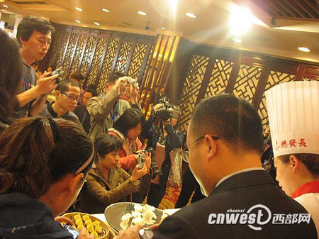 網(wǎng)媒記者德發(fā)長“拜師學(xué)藝”大秀花式餃子絕活