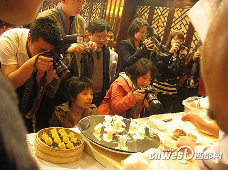 網(wǎng)媒記者德發(fā)長“拜師學(xué)藝”大秀花式餃子絕活