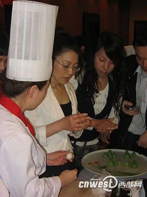 網(wǎng)媒記者德發(fā)長(zhǎng)“拜師學(xué)藝”大秀花式餃子絕活