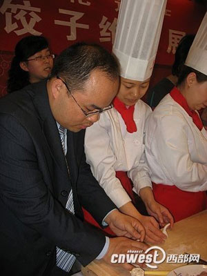 網(wǎng)媒記者德發(fā)長(zhǎng)“拜師學(xué)藝”大秀花式餃子絕活