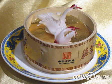 網(wǎng)媒記者德發(fā)長(zhǎng)“拜師學(xué)藝”大秀花式餃子絕活