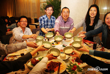 網(wǎng)媒陜西“美食之旅”：采訪團(tuán)品嘗“天下第一碗”