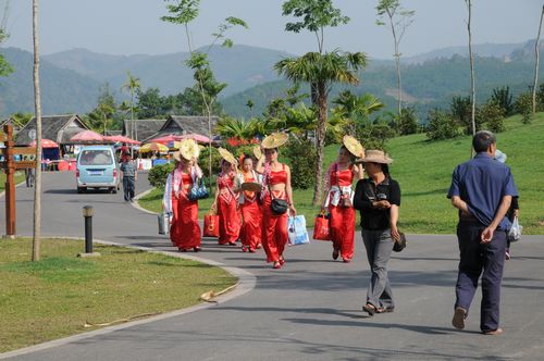 西雙版納熱帶植物園內(nèi)的歡樂(lè)傣族年