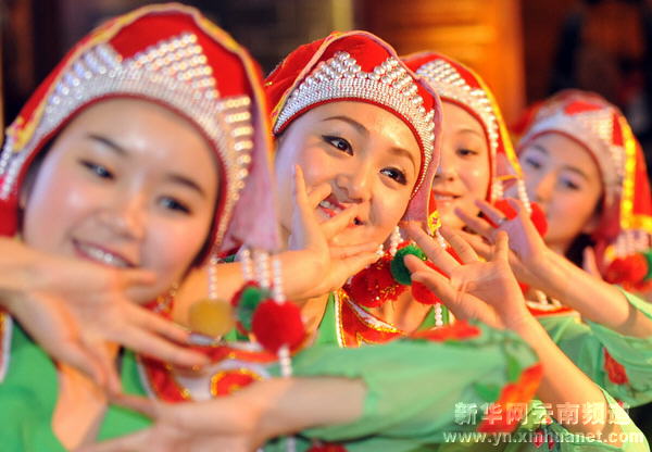關(guān)注世博云南館：民族歌舞迎客來