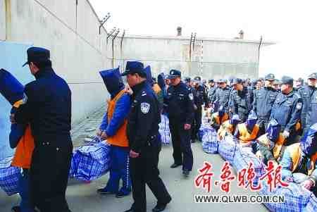 山東一看守所轉(zhuǎn)移135名犯人 動用200名武警(圖)