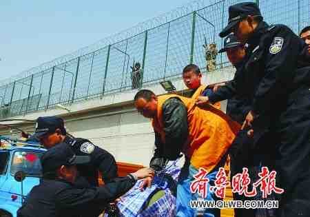 山東一看守所轉(zhuǎn)移135名犯人 動用200名武警(圖)