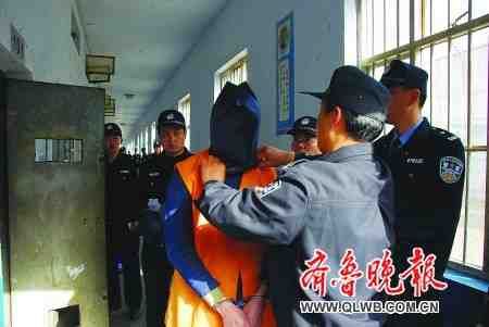 山東一看守所轉(zhuǎn)移135名犯人 動用200名武警(圖)