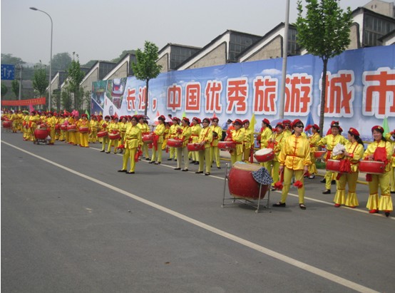 千名騎士競(jìng)逐湘江“車王”（圖）