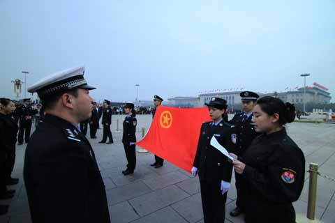 北京南站鐵警組織青年民警、安檢員開(kāi)展紀(jì)念五四運(yùn)動(dòng)91周年活動(dòng)