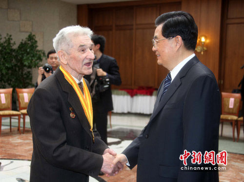 胡錦濤會(huì)見參加抗日戰(zhàn)爭(zhēng)的俄羅斯老戰(zhàn)士(組圖)