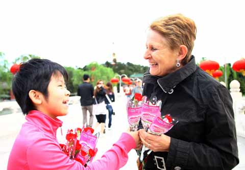 北海公園舉辦募捐義款救助貧困母親愛心活動(dòng)